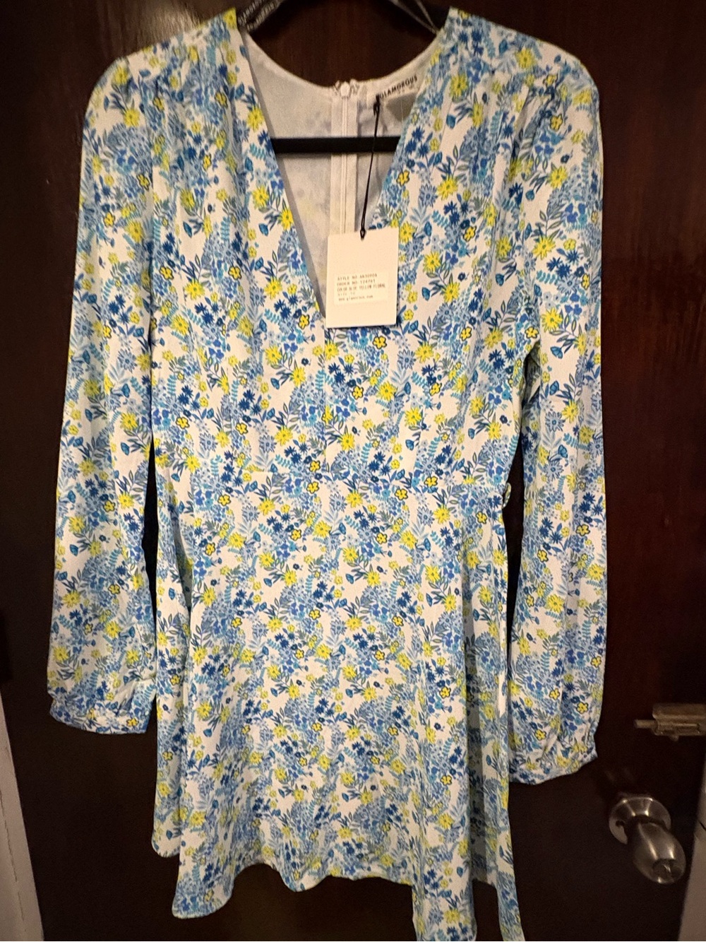 Bundle 3 for $25. NWT Glamorous Floral V-Neck Long Sleeve Dress. Size 10.
